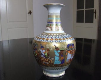 Kaiser Porzellan Germany Egyptian style "Theben" porcelain vase