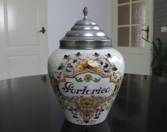 Tichelaar Makkum medium to large sized handpainted Dutch tobacco storage jar