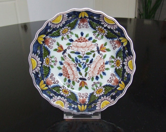 Tichelaar Makkum small to medium sized Delft style handpainted polychrome wall dish (tin glaze) - nr. 1 of 2