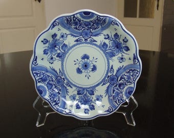 De Porceleyne Fles small to medium sized handpainted Delft blue wall plate with flower decoration