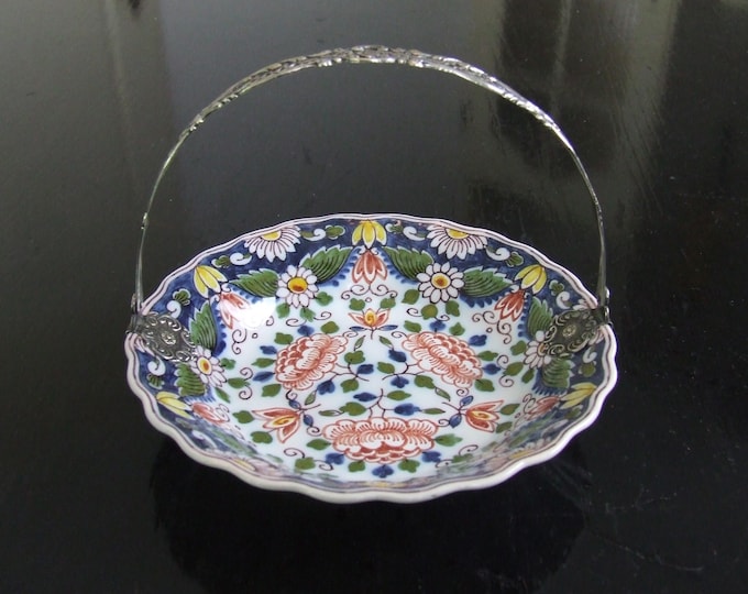 Tichelaar Makkum small to medium sized Delft style handpainted polychrome dish (tin glaze) with silver-plated handle