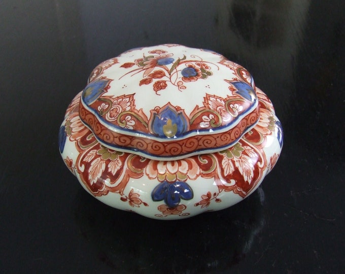 De Porceleyne Fles Delft handpainted imari "Pijnacker" covered bonbon/ candy dish (candy box)