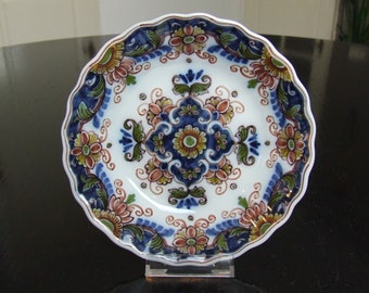 Tichelaar Makkum small to medium sized Delft style handpainted polychrome wall dish (tin glaze)