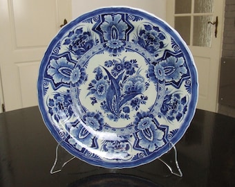 De Porceleyne Fles Delft very large handpainted wall plate with flower decoration