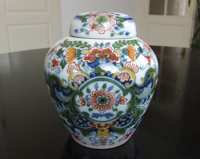 Tichelaar Makkum medium sized handpainted Delft style tin glazed lidded vase / storage jar