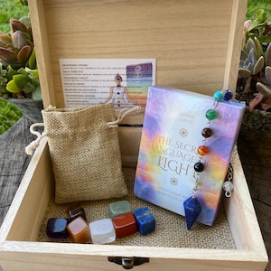 Gepersonaliseerde esoterische set ~ gepersonaliseerde gegraveerde Lg Box, LL Tarotkaarten, wichelroede slinger, vierkante stenen chakra set, chakra kaart