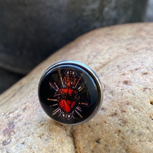 Sacred Heart Pin, schwarz und rot Sacred Heart Pin, katholischer Pin, religiöser Pin