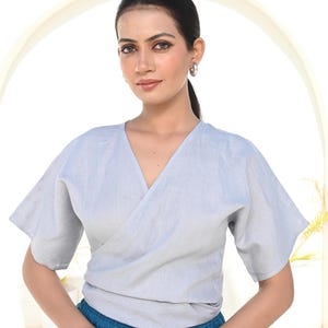 Weiche Leinen-Wickelbluse für Frauen, Kurzarm-Sommeroberteil mit V-Ausschnitt, minimalistisches, leichtes Hemd, ethische Kleidung aus natürlichem Stoff