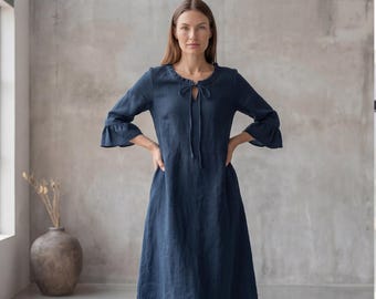 Robe longue en lin, col à volants et nouer sur le devant, manches 3/4 cloche, coupe trapèze, bleu marine, style bohème romantique, avec poches