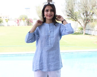 Blauwe linnen geplooide blouse: knopen met lange mouwen