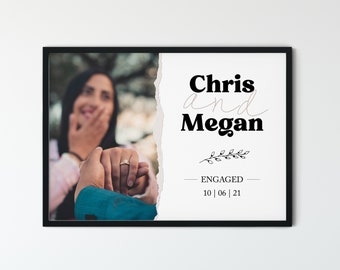 Könnte beinhalten: Eine schwarz-weiße Verlobungsankündigung mit einem Foto eines Paares, das sich die Hände hält. Der Text lautet "Chris und Megan Verlobt 10 | 06 | 21".