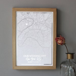 Rencontré | Je me suis fiancé | Je me suis marié impression de carte personnalisée en argent | Feuille d’or, affiche de carte de ville n’importe quel emplacement, cadeau de fiançailles ou d’anniversaire parfait