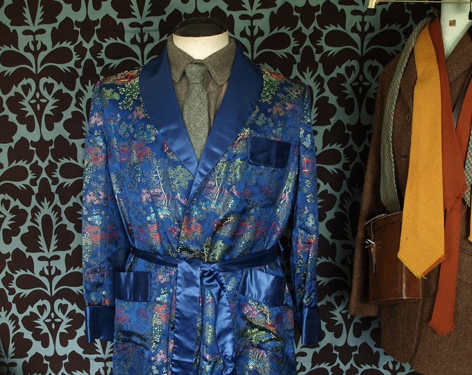 Stunning  1930s Style Mens Vintage  Purple Blue Chinese Dressing Gown Robe in a size Medium