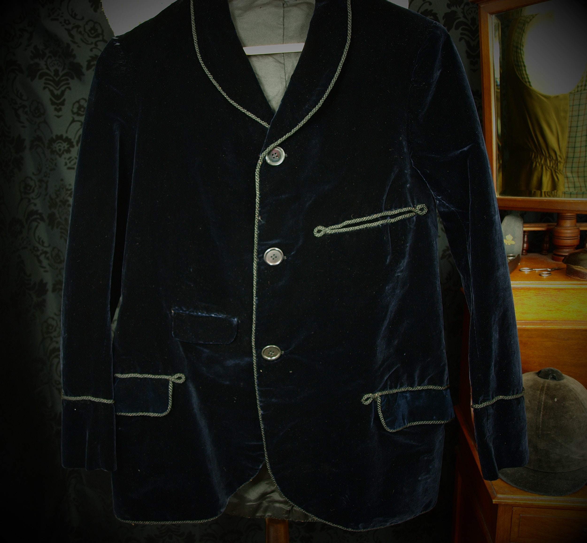 Mens velvet hotsell smoking jacket vintage