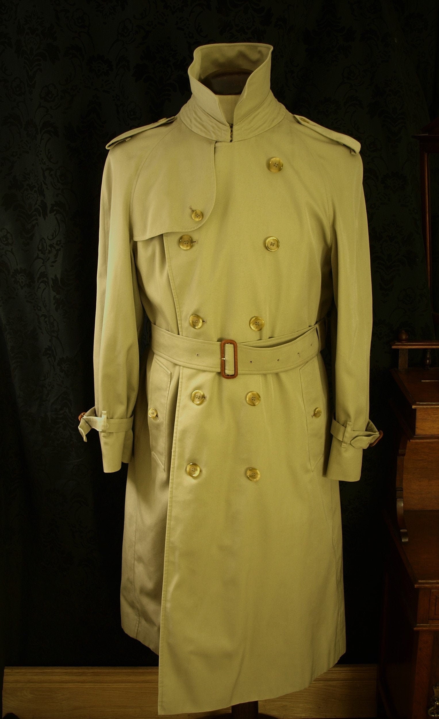 Good Mens Classic Vintage Burberry Trench Coat Size 40 medium or a slim