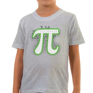 Op de afbeelding: Een grijs T-shirt met een groene omtrek van het wiskundige symbool pi. Het pi-symbool is gemaakt van de cijfers van pi, inclusief 3,14.