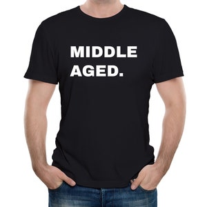 Könnte beinhalten: Ein schwarzes T-Shirt mit dem Aufdruck "MIDDLE AGED." in weiß.