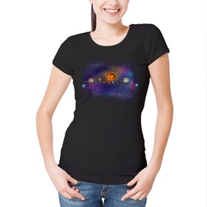 Realität Glitch Damen Sonnensystem T-Shirt – Planeten im Orbit Weltraum Wissenschaft Tee – Astronomie Liebhaber Shirt