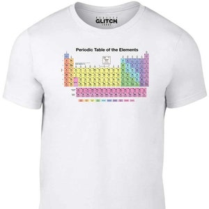 Könnte beinhalten: Weißes T-Shirt mit einem bunten Periodensystem der Elemente auf der Vorderseite. Der Text "Periodic Table of the Elements" ist über dem System gedruckt.