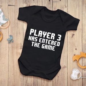 Reality Glitch Player 3 is het spel ingestapt Babygrow met korte mouwen