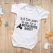 Mum In Charge Funny Babygrow Baby Grow Gift Idea Joke Cute Shower Cute New Born - Foto 3