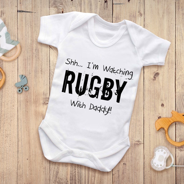 Reality Glitch Shh... Estoy viendo Rugby Con Daddy BabyGrow