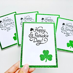Cartes de Saint-Patrick avec trèfle scintillant