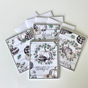 Cartes de Thanksgiving, cartes de voeux avec citrouilles écossaises dans un style campagnard