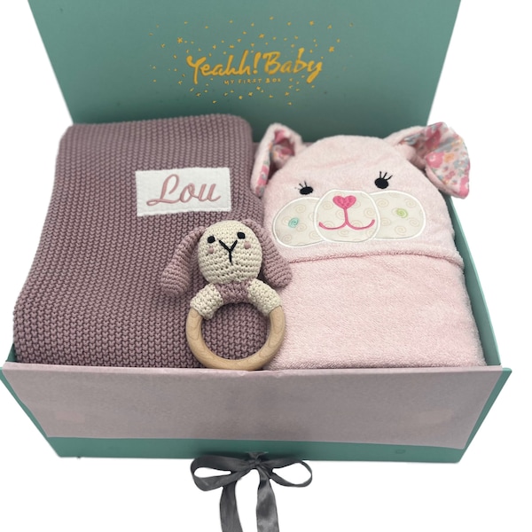 L'heure du bain est l'heure des câlins ! Cadeau de naissance fille dans un coffret de qualité, doudou personnalisé avec prénom, drap de bain et hochet