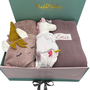 Mädchen lieben Einhörner - Geschenk zur Geburt in hochwertiger Box, Decke mit Namen, Badetuch und Kuscheltuch