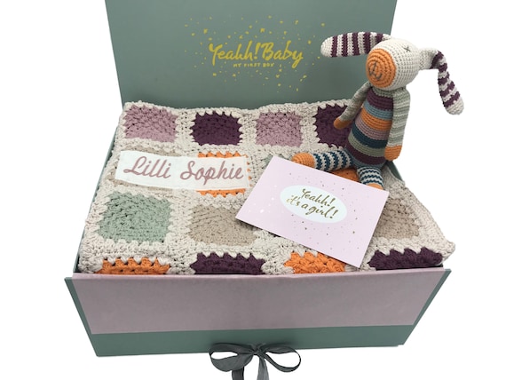 Mädchengeschenk zur Geburt / gehäkelte Patchwork-Decke, Rassel  & Body