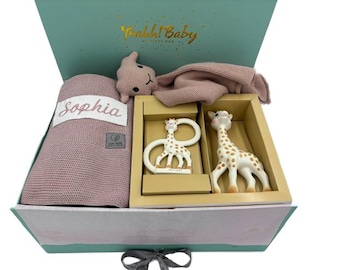 le coffret cadeau IN pour la naissance des filles avec couverture personnalisée et Sophie la Girafe