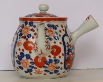 A Japanese Kakiemon Teapot, Edo-period (1600-1868) Ca. 1780