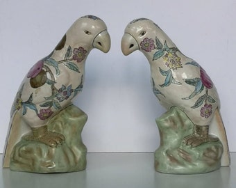 Chinese Republic Porcelain Pair Of Parrot Birds In Famille Rose Pattern, Circa 1930-1940