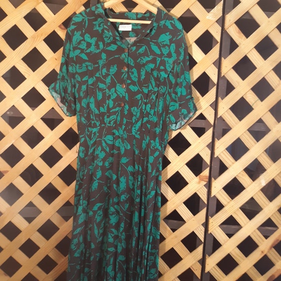 1980's  SHIRT DRESS Black and Green Flower Print … - image 1