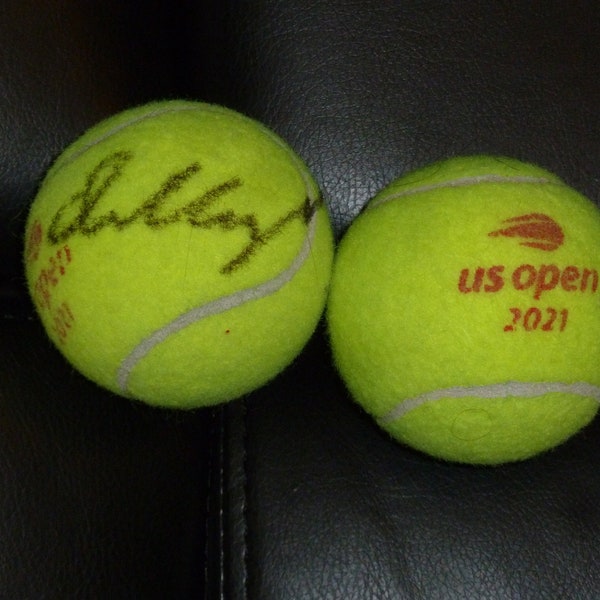 DANIIL MEDVEDEV Autographed 2021 dated US Open ball  tennis ball plus free handmade plastic ball stand.