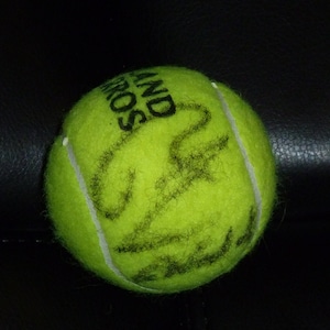 RAFAEL NADAL handsignierte Roland Garros / French Open Tennisball mit Coa und handgefertigtem Kunststoffballständer.