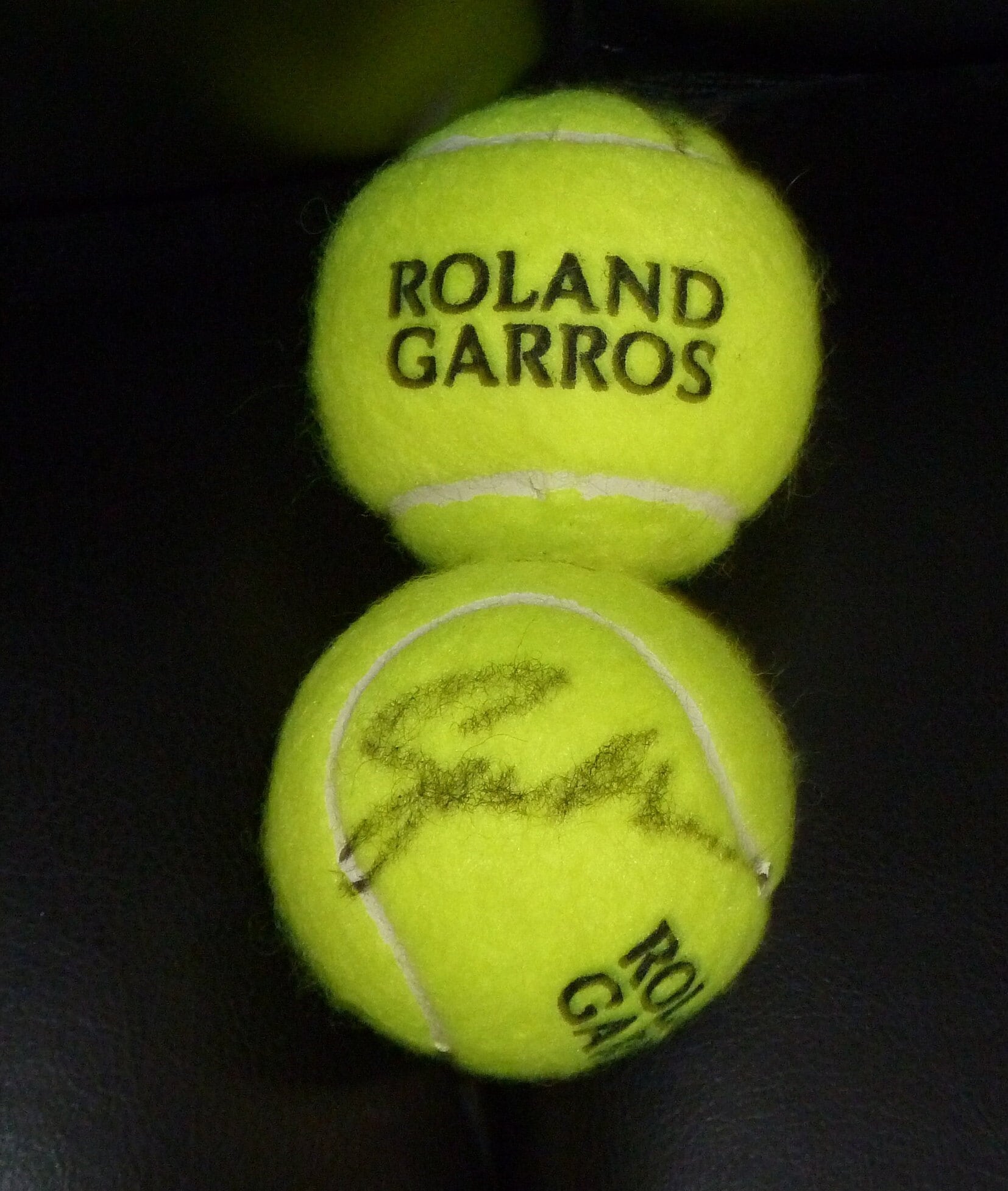 テニス世界ランク1位シフィオンテク選手他サイン入りタオルにキーホルダーとボール付 イガ・シフィオンテク直筆サイン入り全仏オープン/ローランギャロス