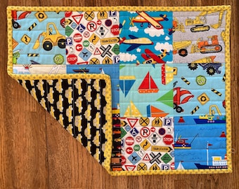 Mantel individual reversible acolchado: coches y camiones