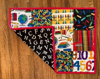 Mantel individual reversible acolchado: School Daze