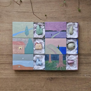 Caja de cerillas pintada con figura de arcilla