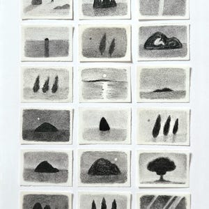 Può includere: Una collezione di diciotto piccoli disegni rettangolari a carboncino disposti in una griglia. Ogni disegno presenta paesaggi monocromatici, tra cui sagome di alberi, montagne, specchi d'acqua e soli, realizzati in varie tonalità di grigio.