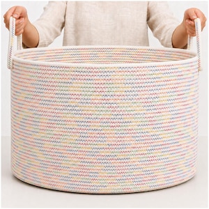 Panier en corde de coton XXL OrganiHaus | Panier de rangement pour couvertures de 51 x 34 cm avec longues poignées (Large (51 x 34 cm), Blanc avec surpiqûres arc-en-ciel)