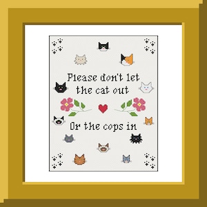 Puede incluir: Arte de punto de cruz con marco dorado. La obra de arte presenta el texto "Please don't let the cat out or the cops in". El diseño también incluye caras de gato, flores y un corazón.
