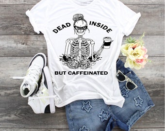 Camiseta de café esqueleto muerto por dentro pero con cafeína