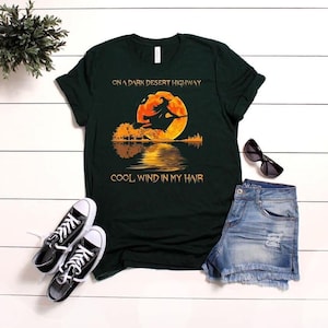 En una carretera oscura del desierto Viento fresco en mi cabello Bruja... camisa Bella Canvas camiseta