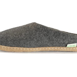 Women&#39;s All Natural Wool Felt Slippers - Charcoal