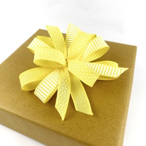 Pequeño lazo decorativo amarillo prefabricado para cestas de regalo • Lazo de regalo amarillo de 6 u 8 pulgadas para pequeñas coronas, linternas o carteles • Pequeño colgador para puerta