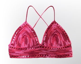 Crochet bralette in pink tones in a tie-dye look