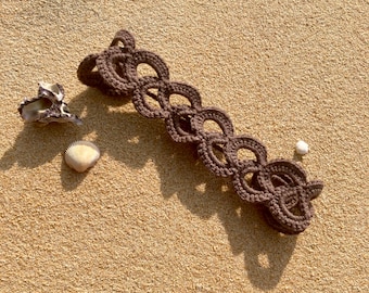 Crocheted hairband in natural brown with wave pattern